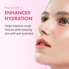 Application sur le visage avec Hanskin Hyaluron Toner pour hydratation en douceur.