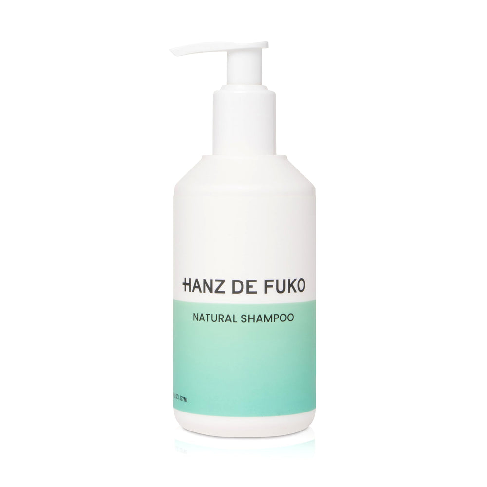 Shampooing naturel Hanz de Fuko dans une bouteille, sensation de propreté et de fraîcheur.