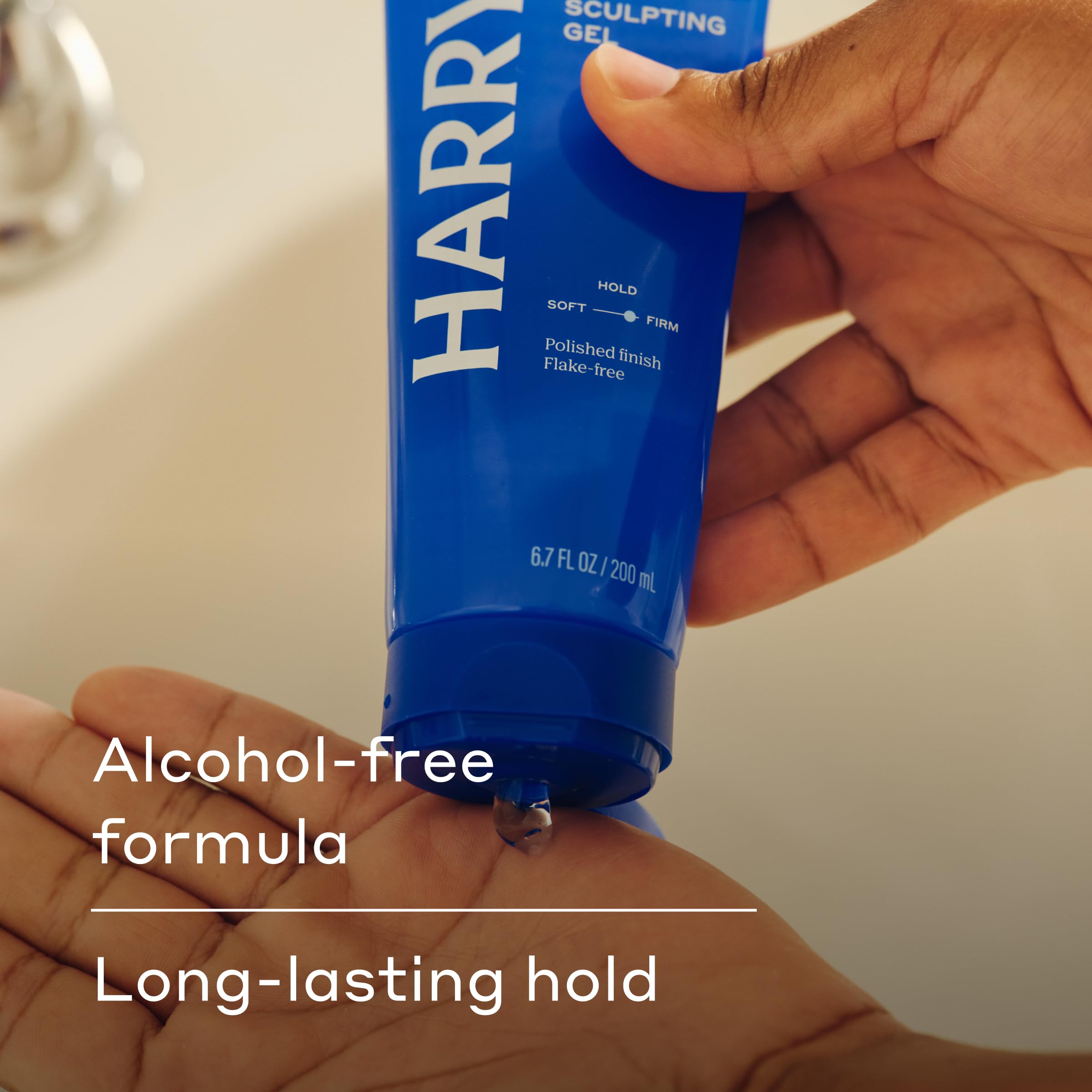 Application facile du gel sculptant Harry's pour modeler une coiffure durable