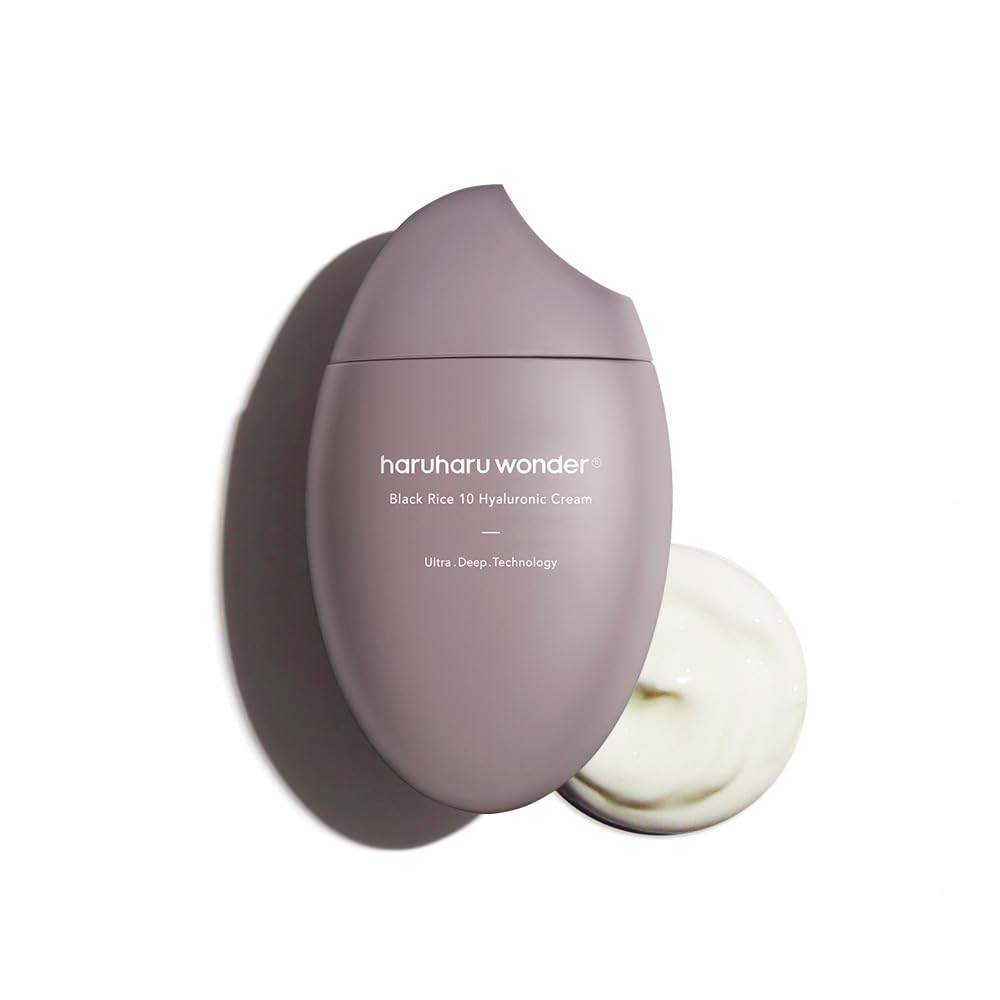 HARUHARU Wonder Black Rice avec 10 types d'acide hyaluronique pour hydrater durablement la peau.