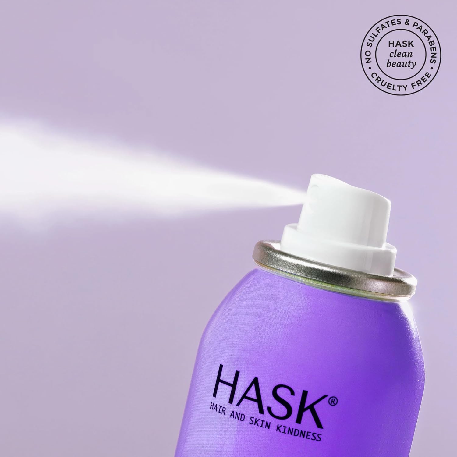 Shampooing sec HASK Biotin Boost en action sur les racines pour un look léger.