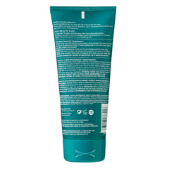 Massage du cuir chevelu avec le gommage HASK pour revitaliser.
