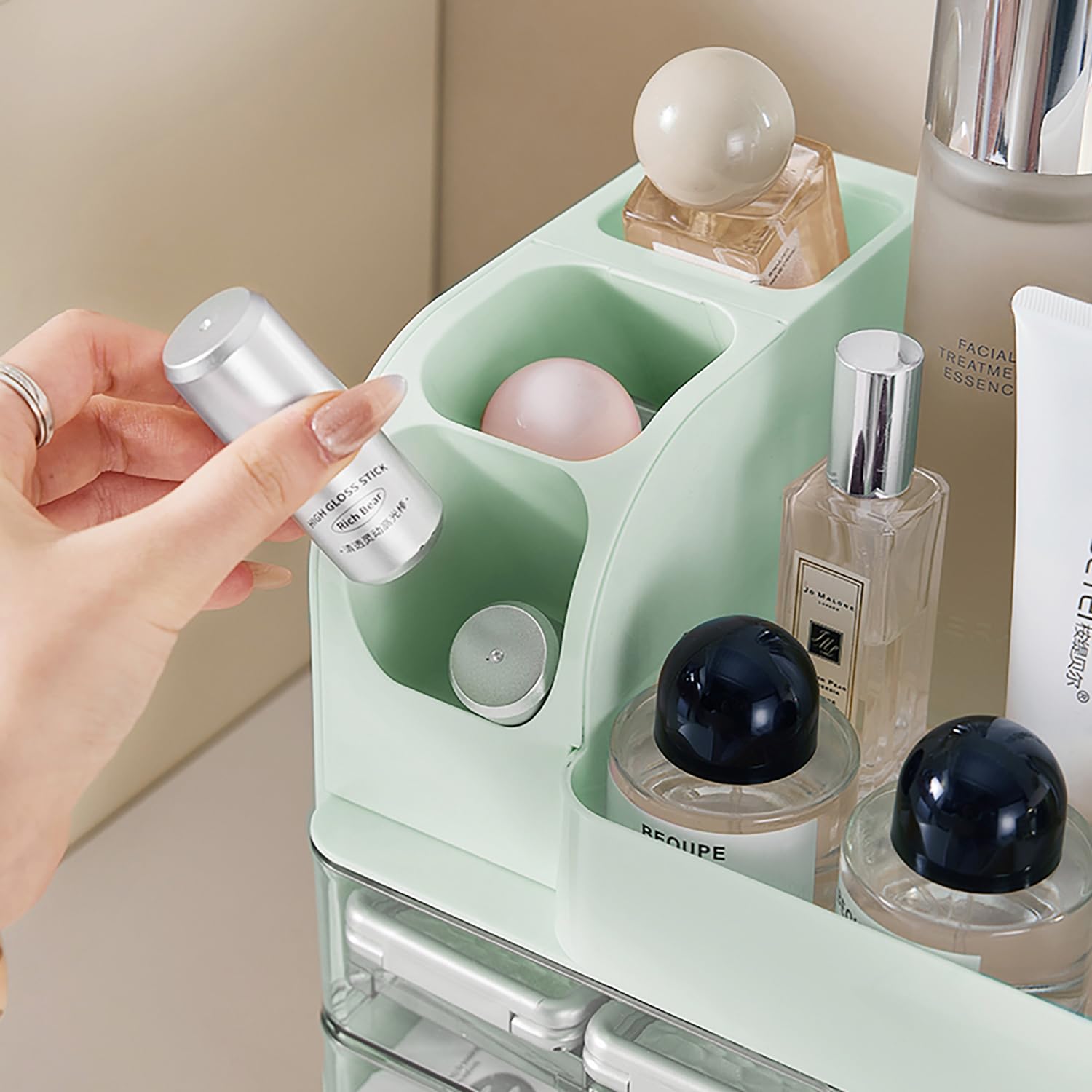 Vernis à ongles Heaime rangés séparément pour un vanity ordonné.