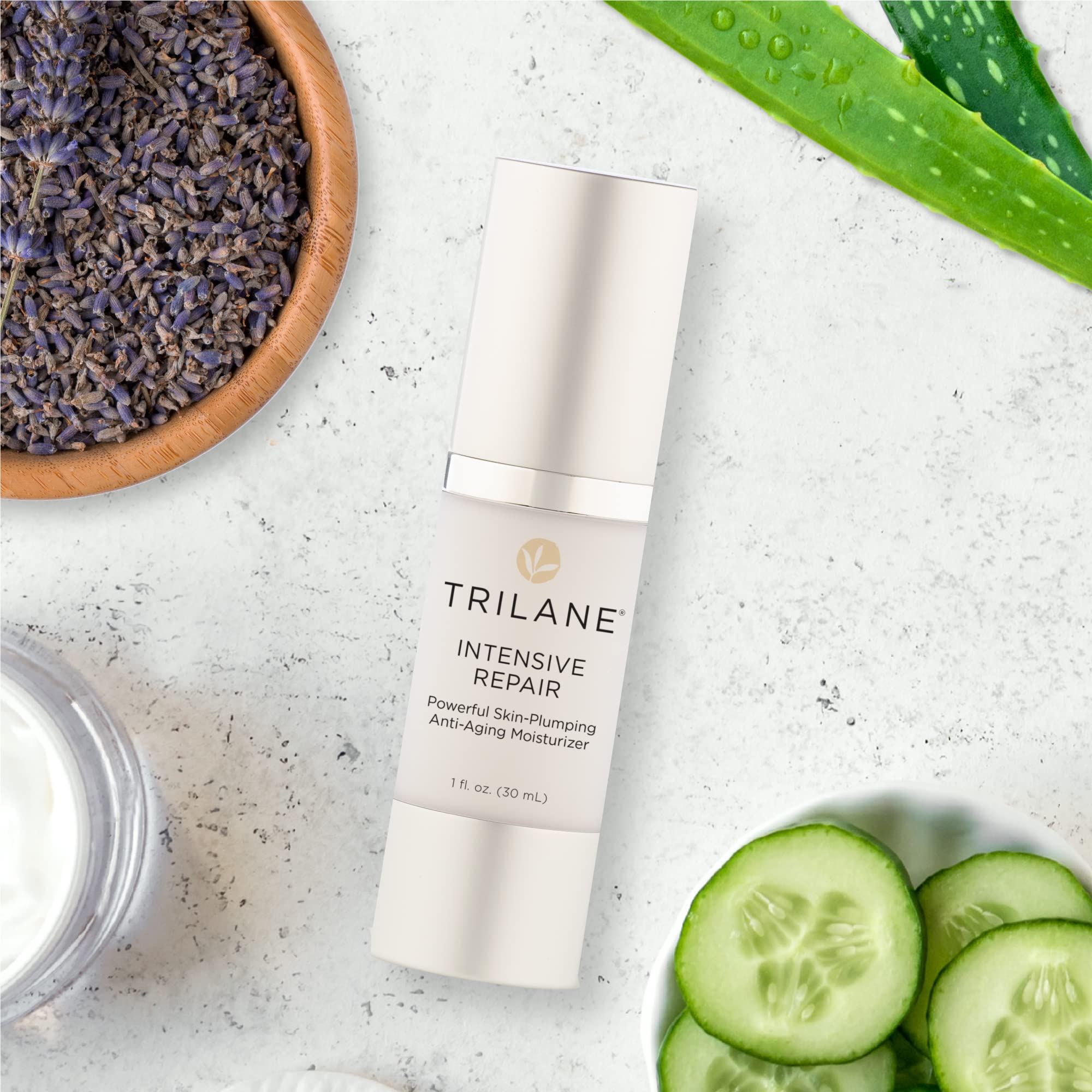 Healthy Directions Trilane Intensive Repair - geste d'application quotidien sur le visage.