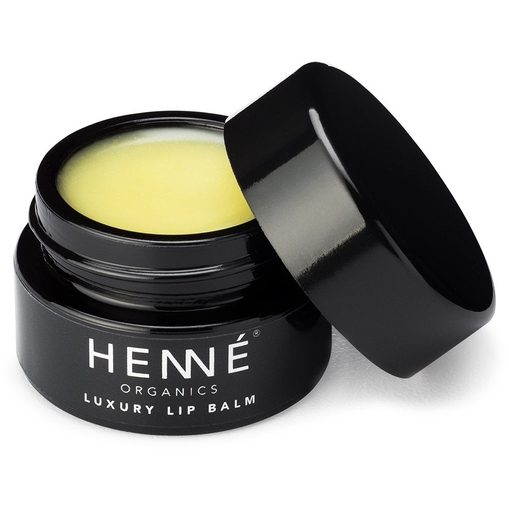 Baume à lèvres Henné Organics dans le pot noir, hydratation délicate.