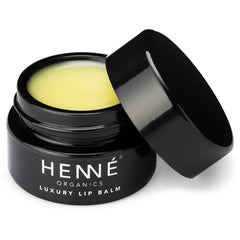 Baume à lèvres Henné Organics dans le pot noir, hydratation délicate.