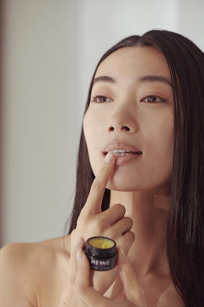 Emballage luxueux au design scandinave du baume Henné Organics.