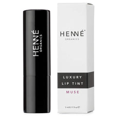 Texture crèmeuse Henné Organics pour une application douce sur les lèvres.