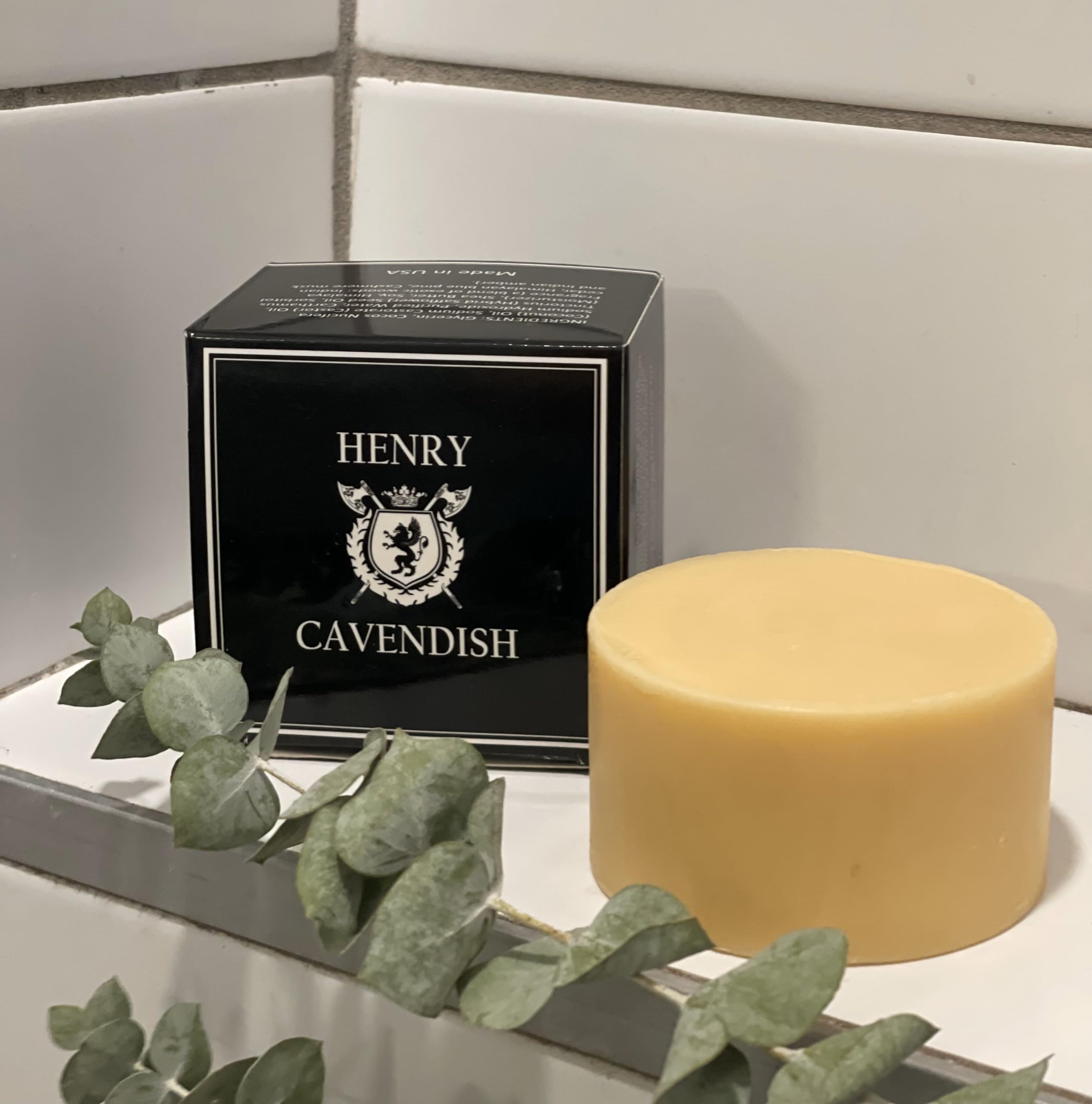 Huile de coco dans le savon – glisse et hydratation pendant le rasage.
