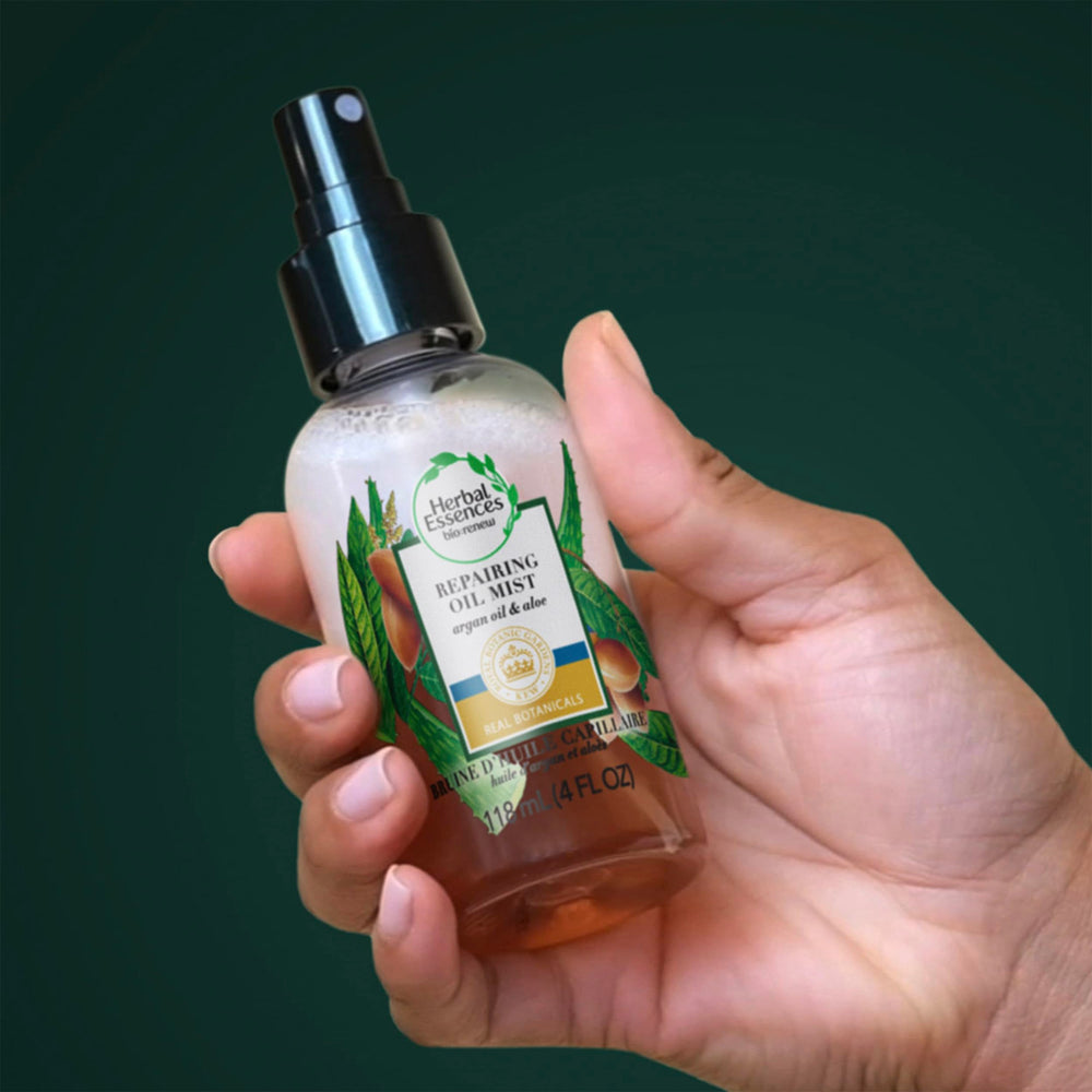 Cheveux bouclés définis avec Herbal Essences Bio Renew.