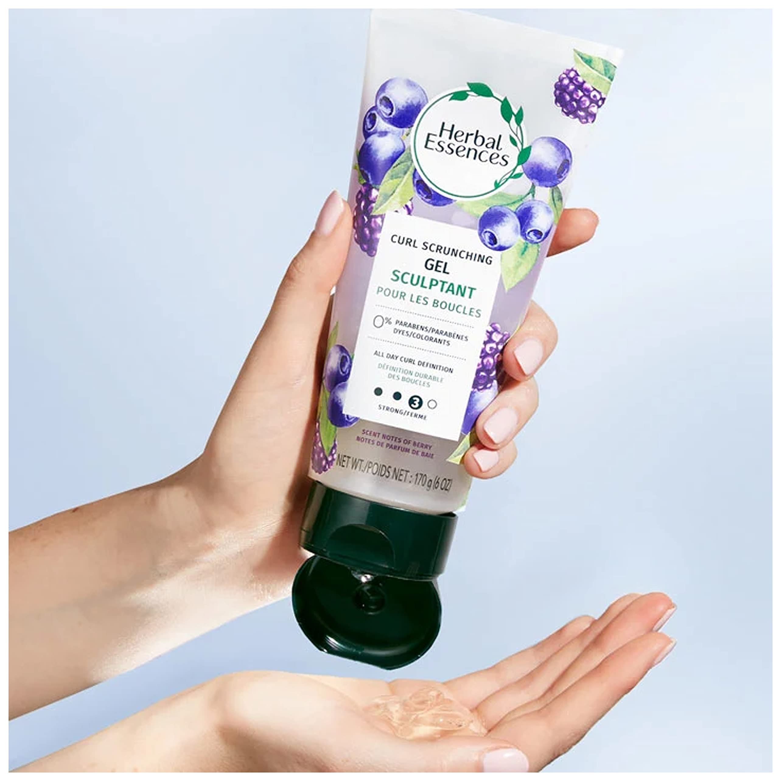 Application par serrage des boucles avec Herbal Essences Totally Twisted.