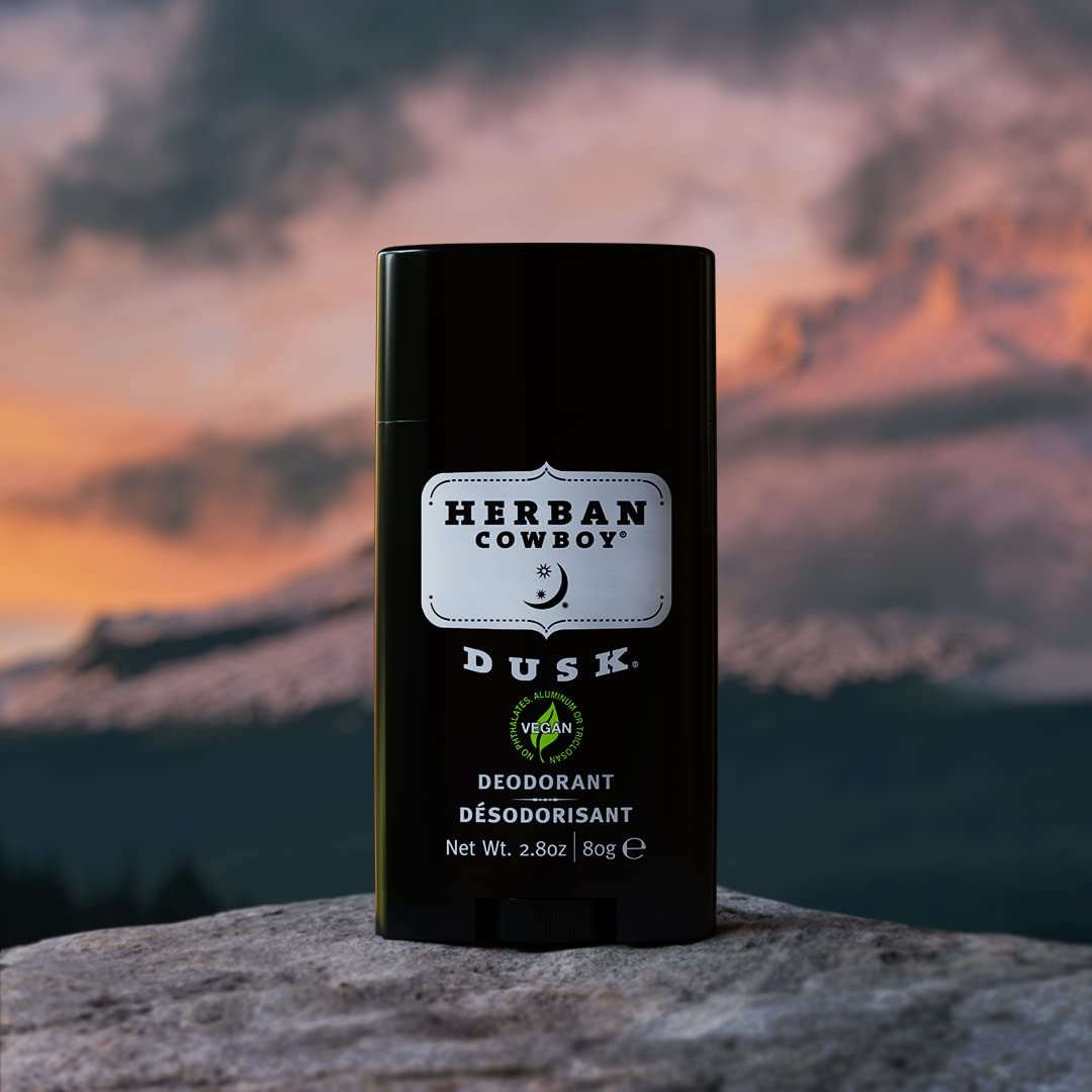 Application sur peau Herban Cowboy Dusk pour une fraîcheur durable.