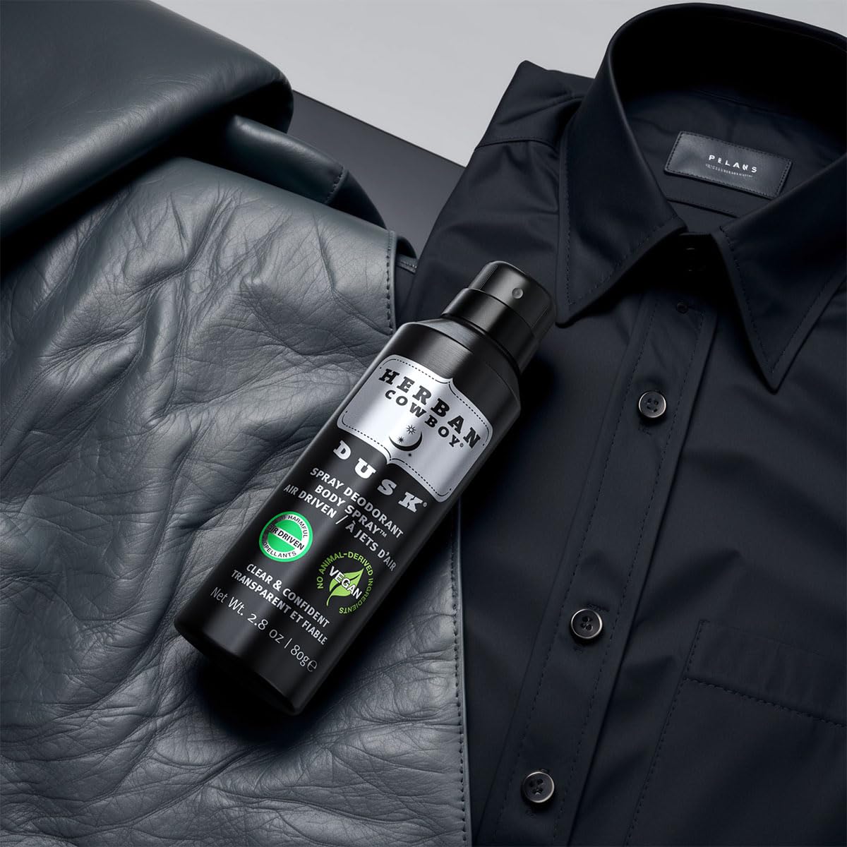 Herban Cowboy Dusk, spray en action, application facile au quotidien.