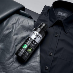 Herban Cowboy Dusk, spray en action, application facile au quotidien.