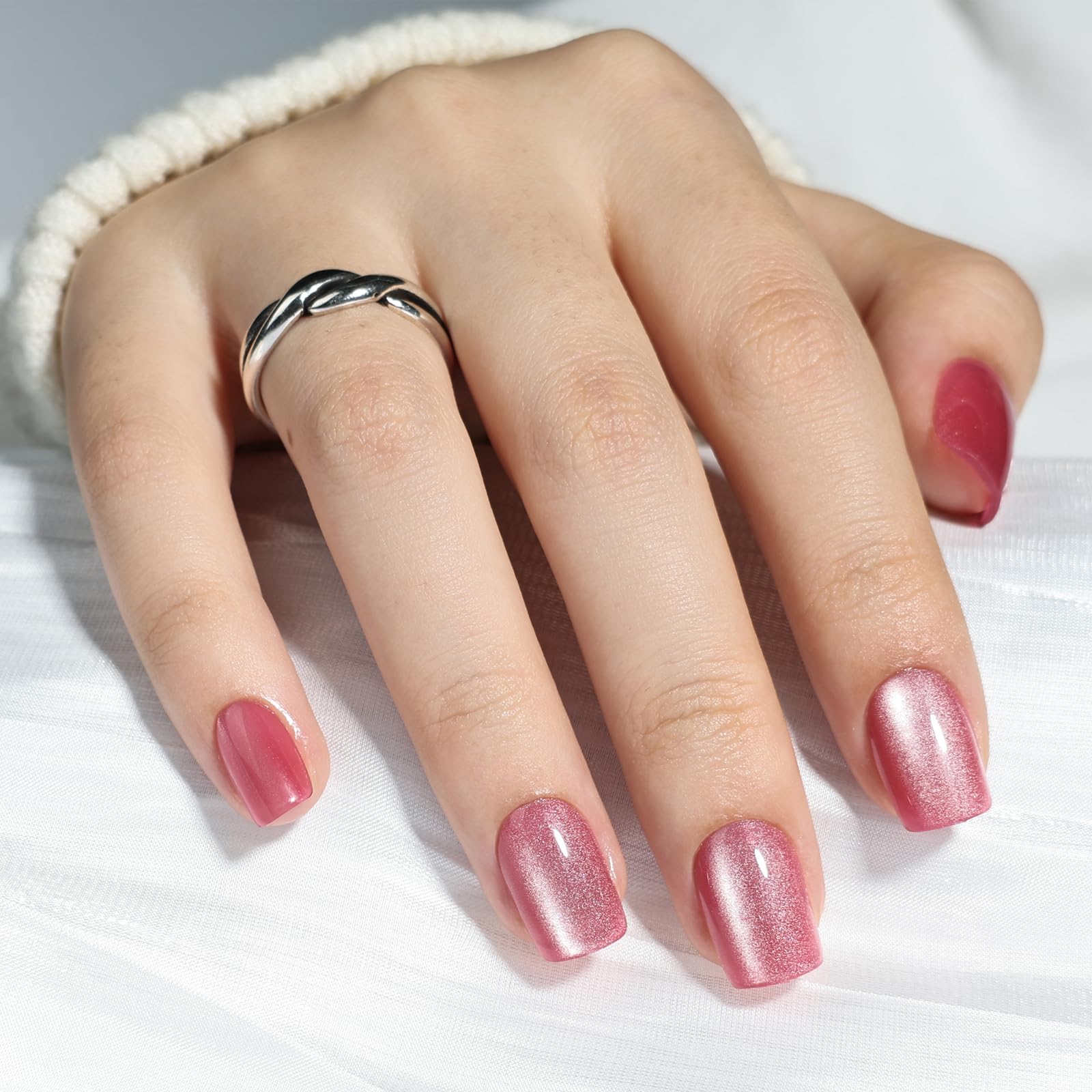 Allure carré rouge œil-de-chat pour un look chic.