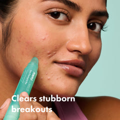 Tête-stylo Hero Cosmetics en action sur une zone problématique.