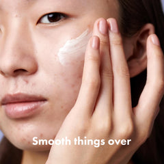HERO COSMETICS Rescue Retinol, application nocturne fluide sur le visage.