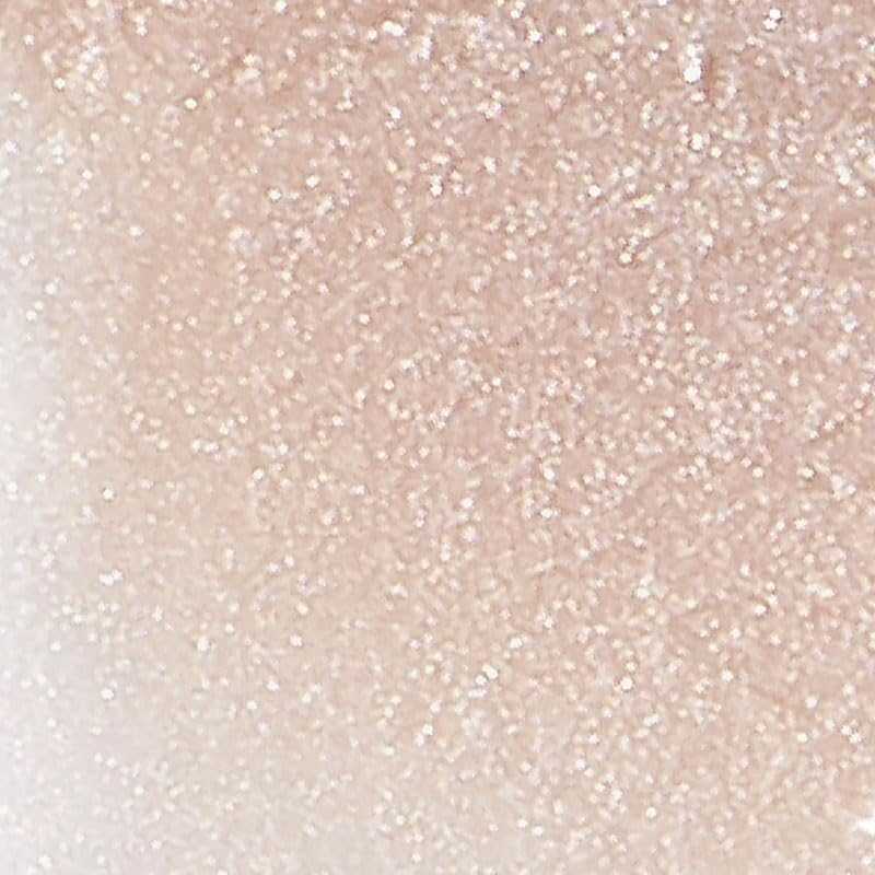 HINCE True Dimension Radiance Balm peut être utilisé comme illuminateur, blush et couleur lèvres.