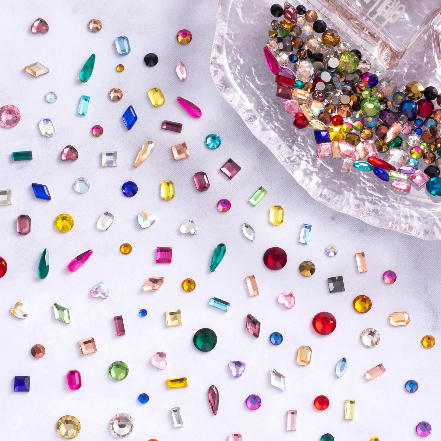 Hinzic arc-en-ciel strass sur ongles, palette colorée pour créations festives.
