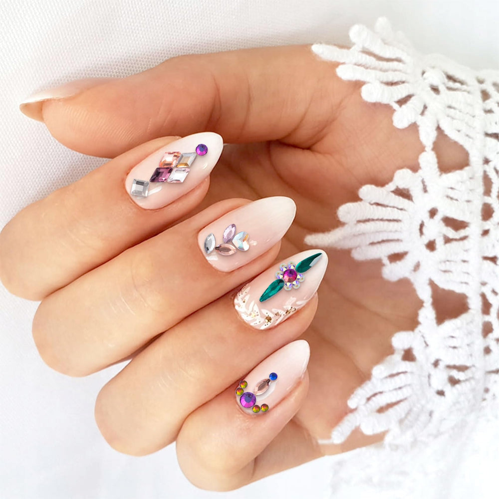 Hinzic strass carré sur ongles, aspect raffiné et contemporain.