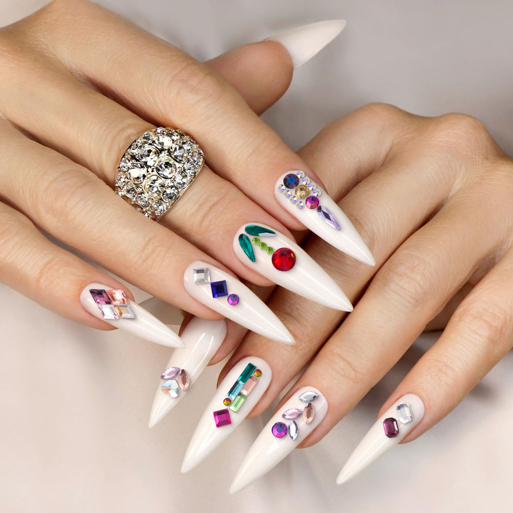 Hinzic strass ovale sur ongles, style fluide et polyvalent.