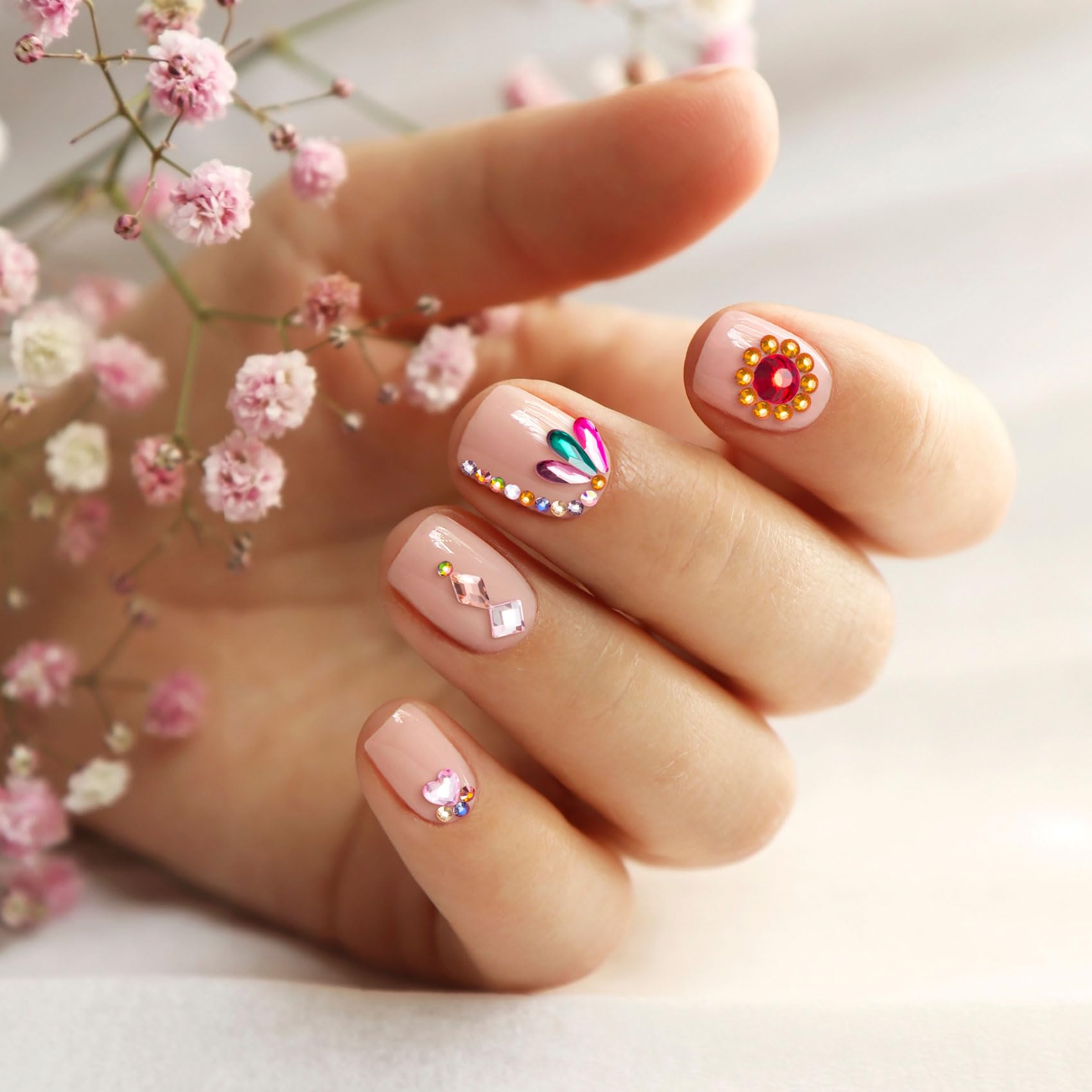Hinzic strass poire sur ongles, accent délicat pour occasions spéciales.