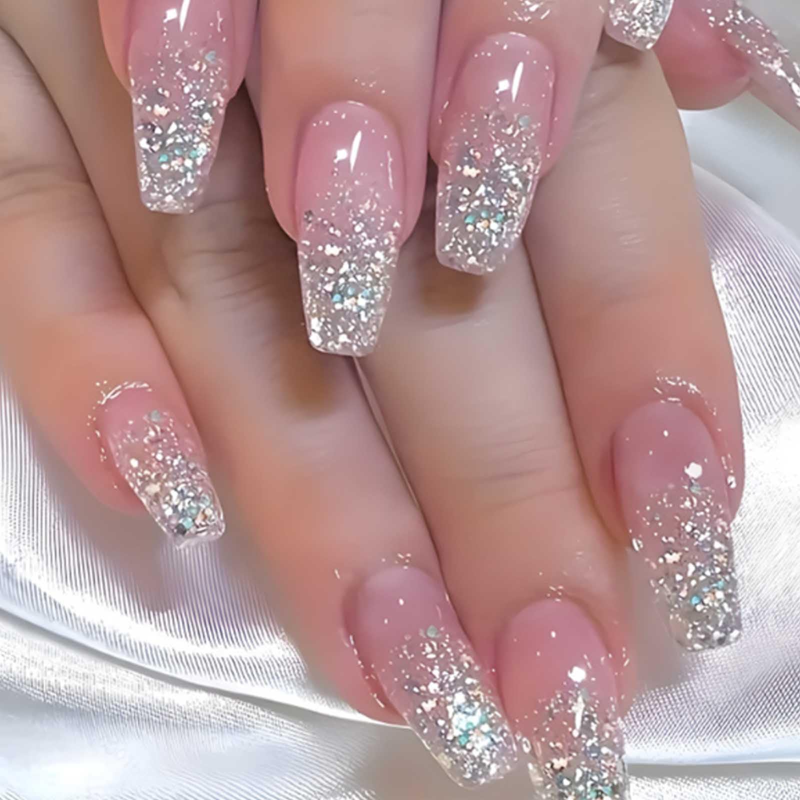 Ongles Hkanlre bling longs avec paillettes pour une soirée glamour.