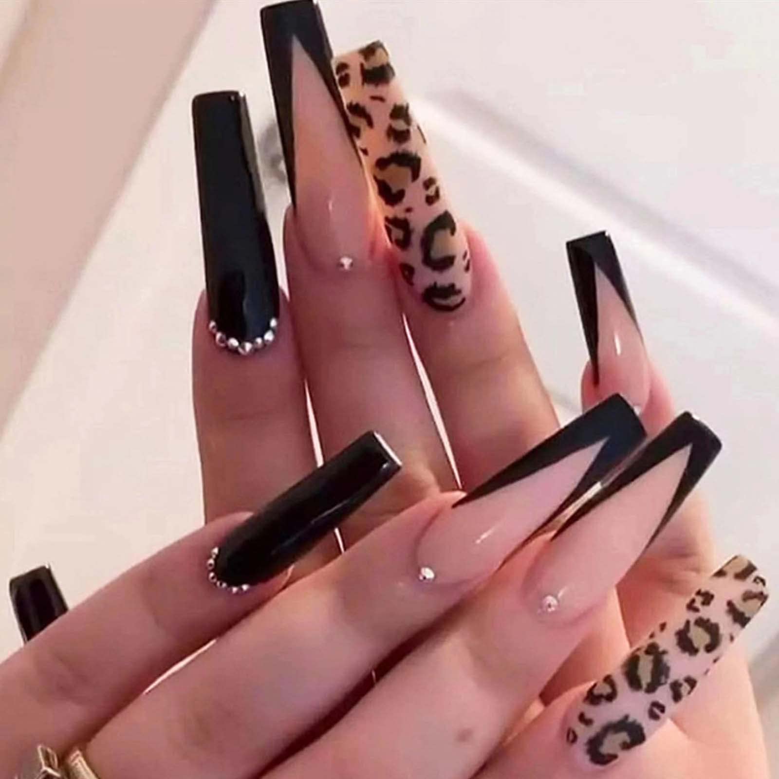 Ongles Hkanlre en forme cercueil longs avec strass pour occasions festives.