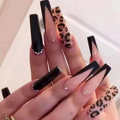 Ongles Hkanlre en forme cercueil longs avec strass pour occasions festives.