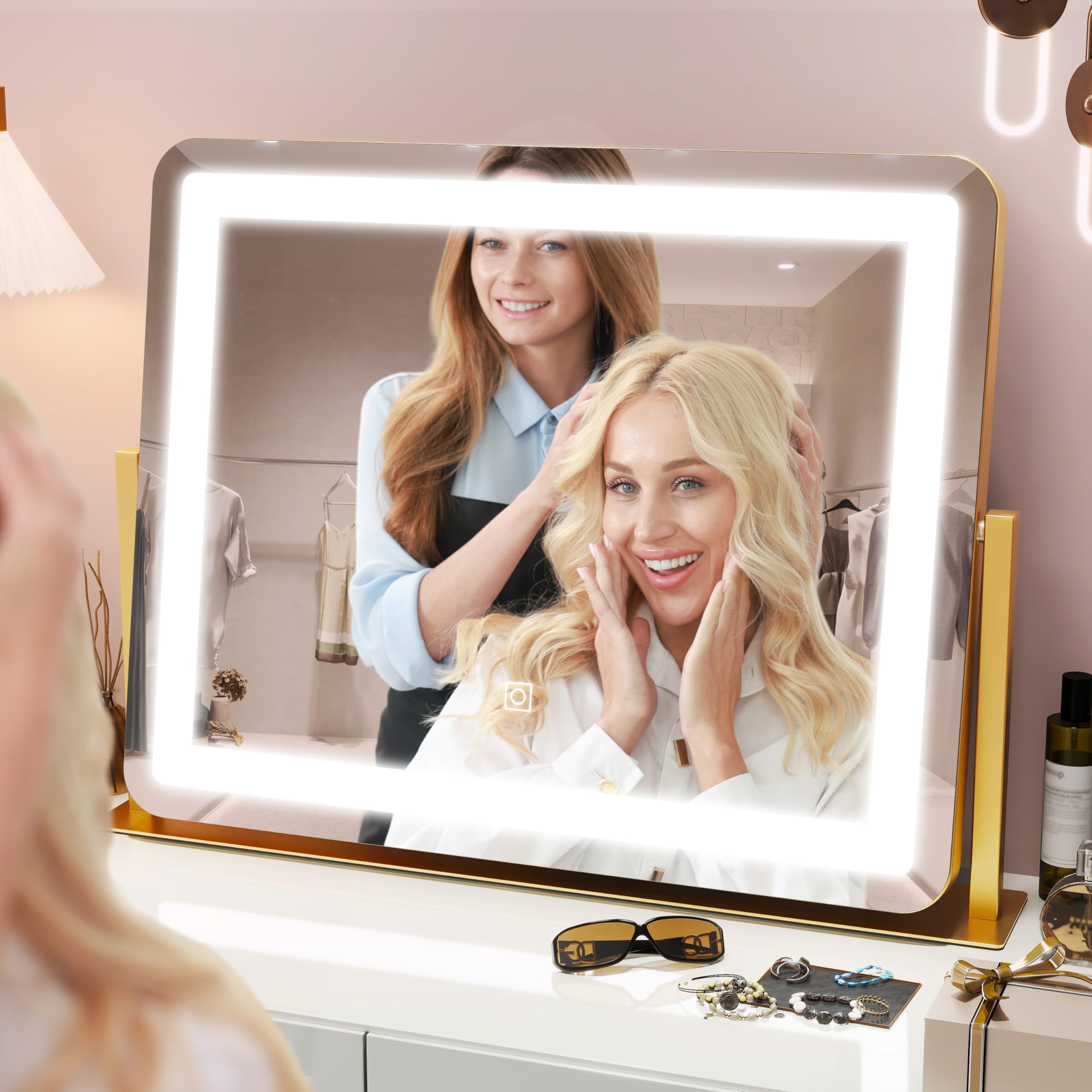 Miroir doré HNV cadre élégant et reflets raffinés