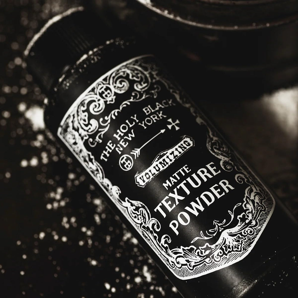 HOLY BLACK poudre texture mate format compact portable pour vos déplacements.