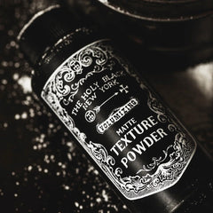 HOLY BLACK poudre texture mate format compact portable pour vos déplacements.