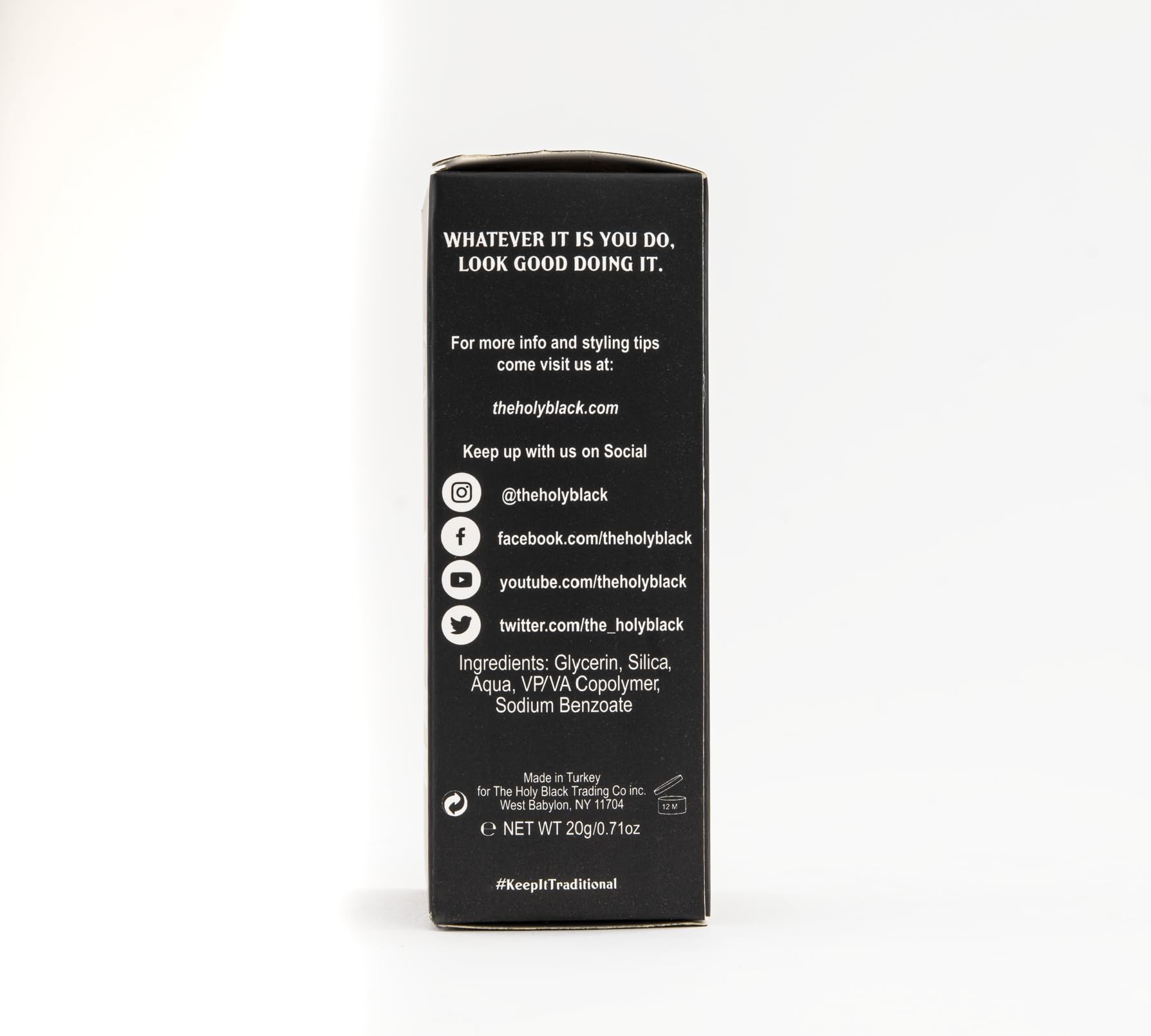 HOLY BLACK poudre texture mate comme poudre fixatrice pour le maquillage.