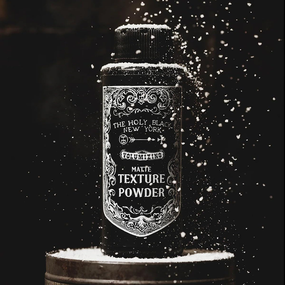 HOLY BLACK poudre texture mate pour prise en main des racines et volume discret.