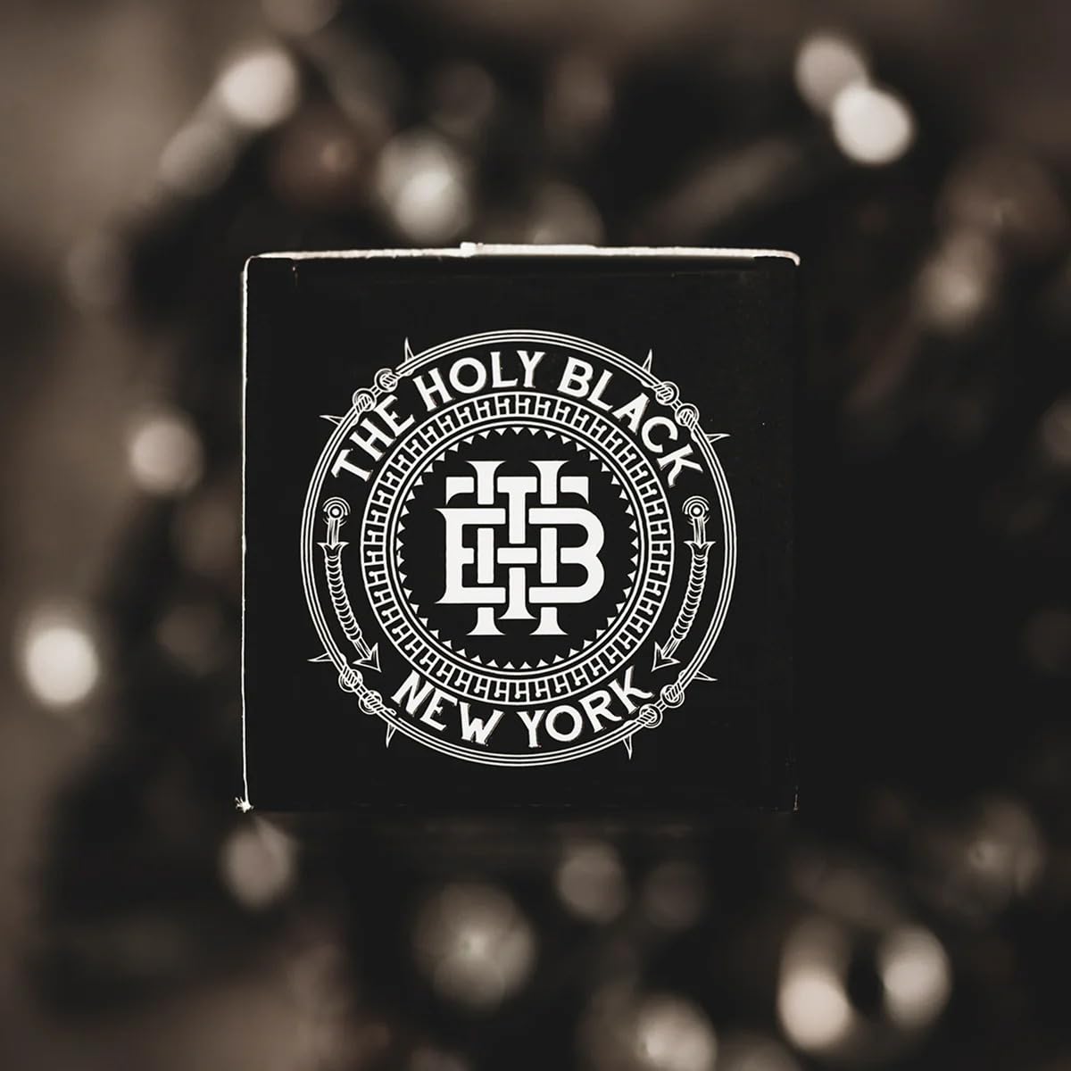 HOLY BLACK poudre texture mate idéale pour une utilisation quotidienne.