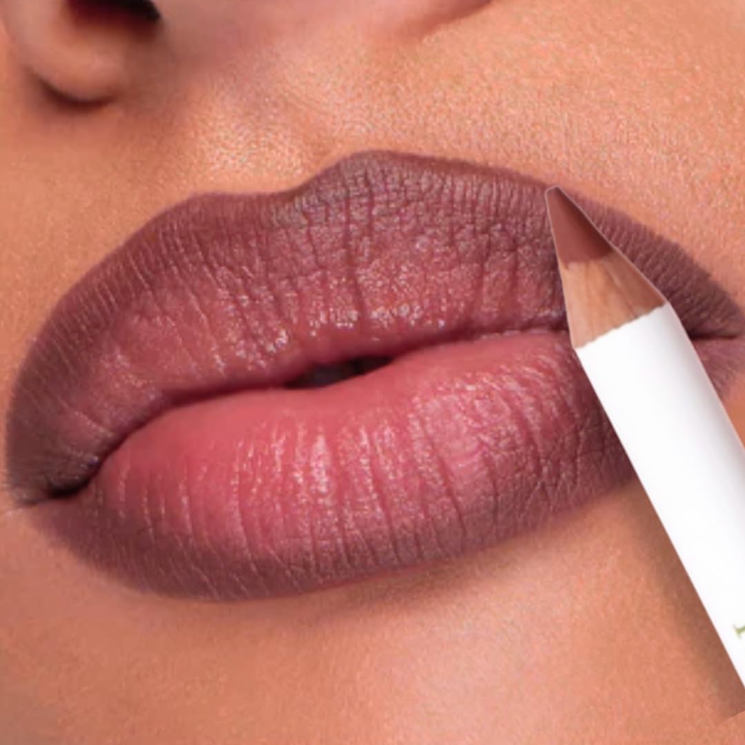 Teinte Mocha Rose sur lèvres pour un effet chaud et subtil.