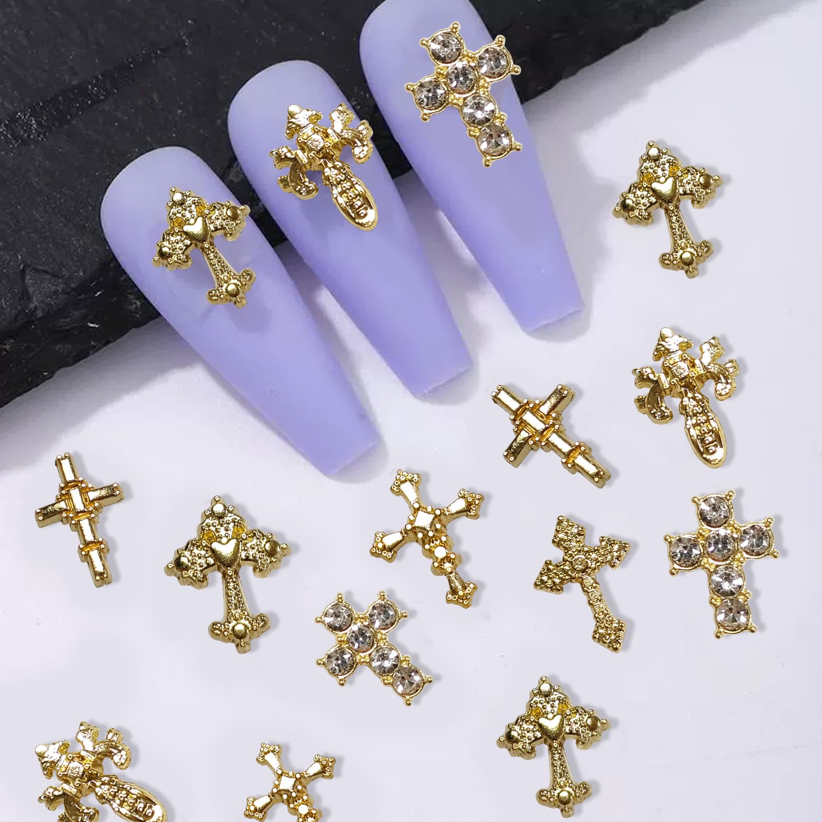 Détails métalliques 3D et strass brillants pour un style audacieux.