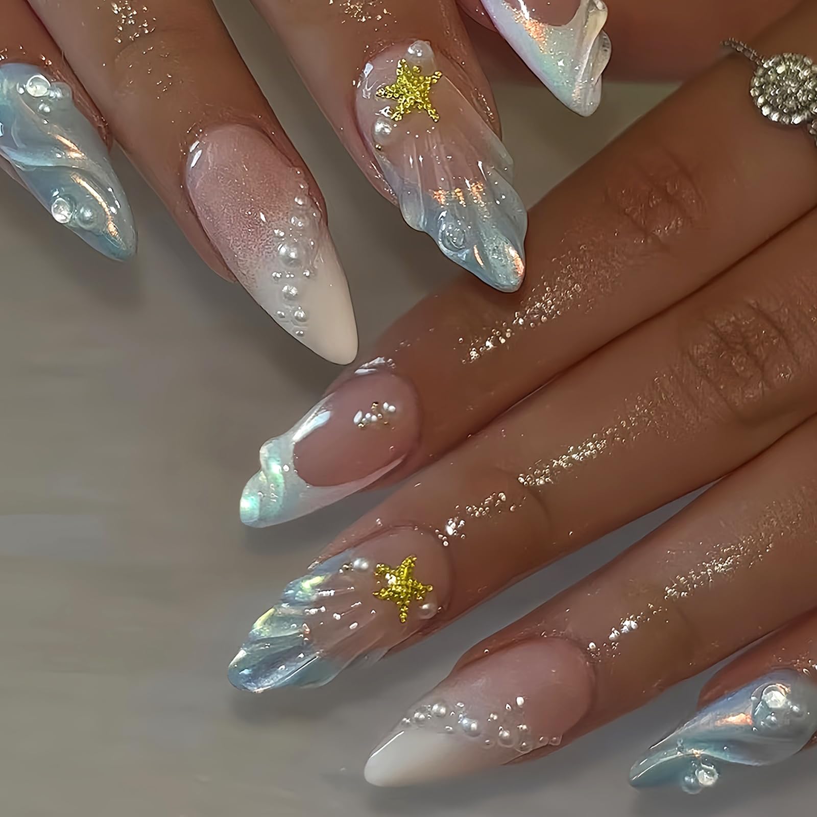 Finitions brillantes et durables, style estival.