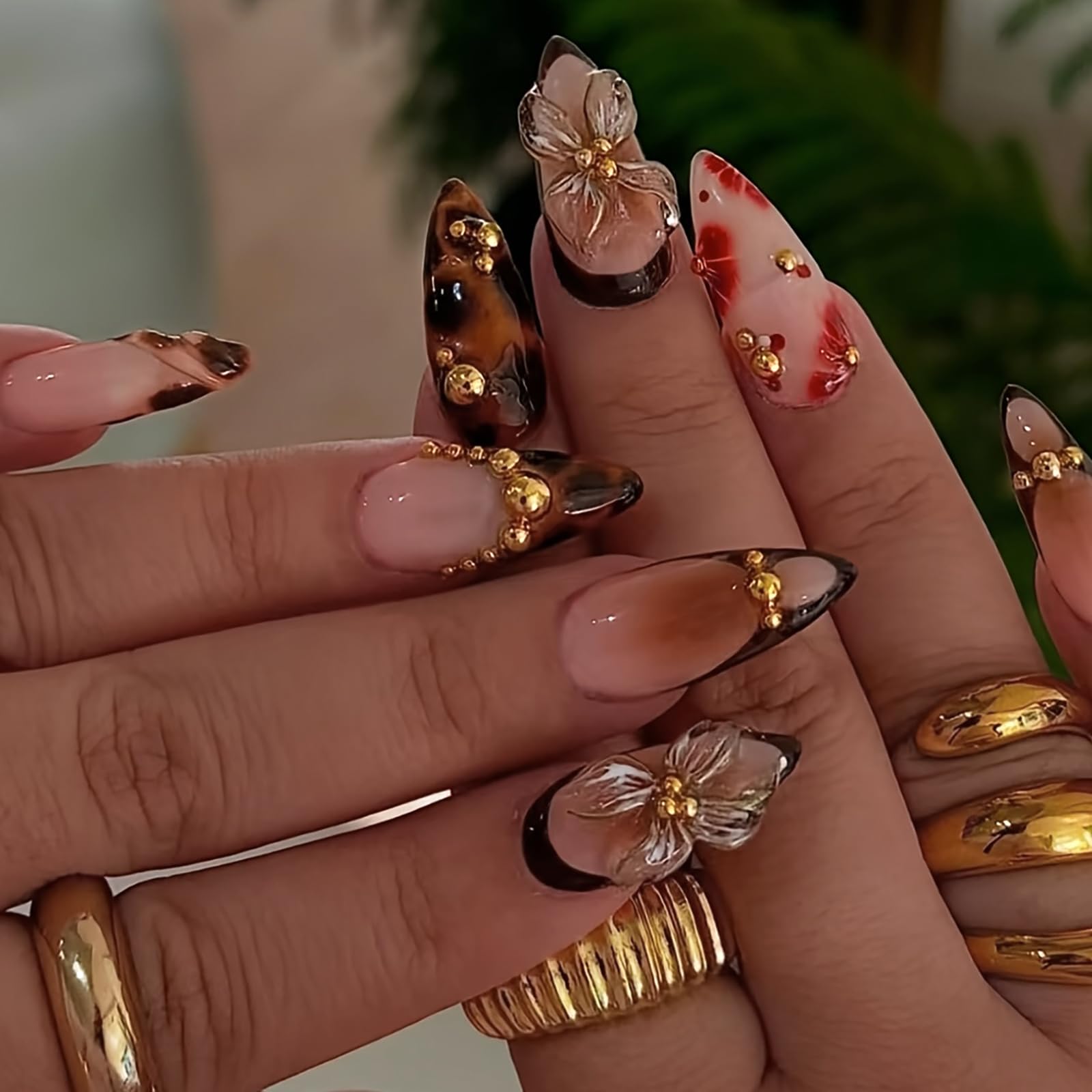 Ongles Hosaily amande 3D brun doré avec fleur, allure élégante et naturelle.