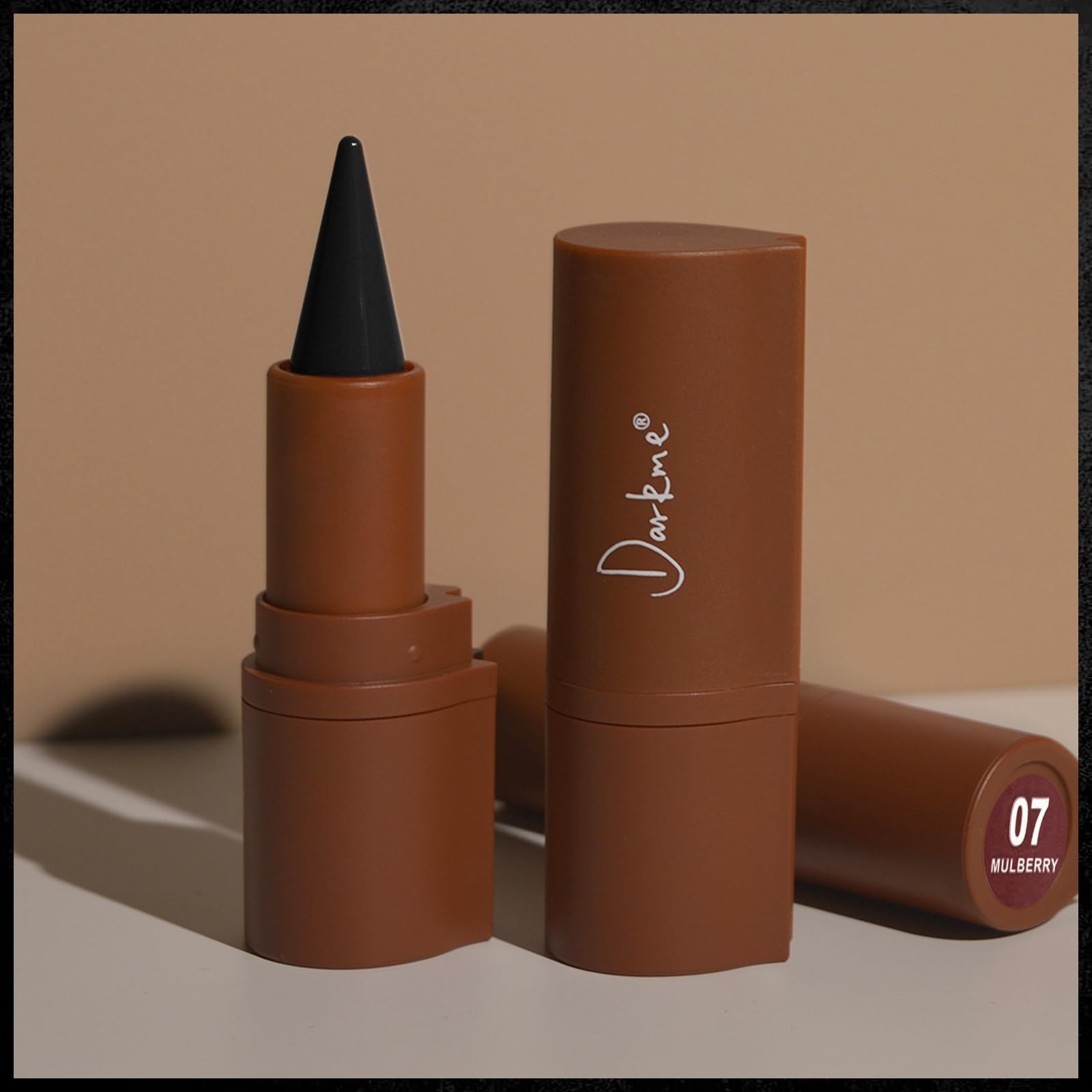 Utilisation polyvalente pour un look gothique ou quotidien accrocheur.