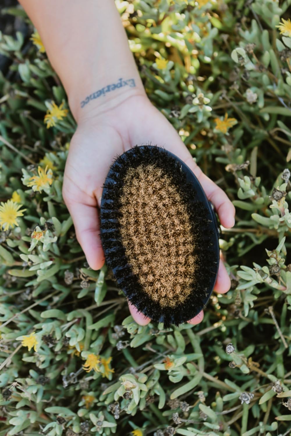 Brosse HOT HAVEN dédiée à l’exfoliation pour une peau plus lisse.