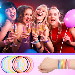 Hotop bracelets jelly en silicone portés au poignet pour un look tendance.