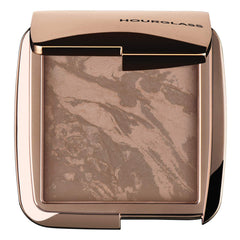 Hourglass Ambient Lighting Bronzer Nude Bronze Light, swatch lumineux pour un éclat naturel.