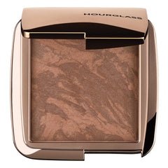 Hourglass Ambient Lighting Bronzer Radiant Bronze Light sur le visage, éclat naturel et dimension subtile.