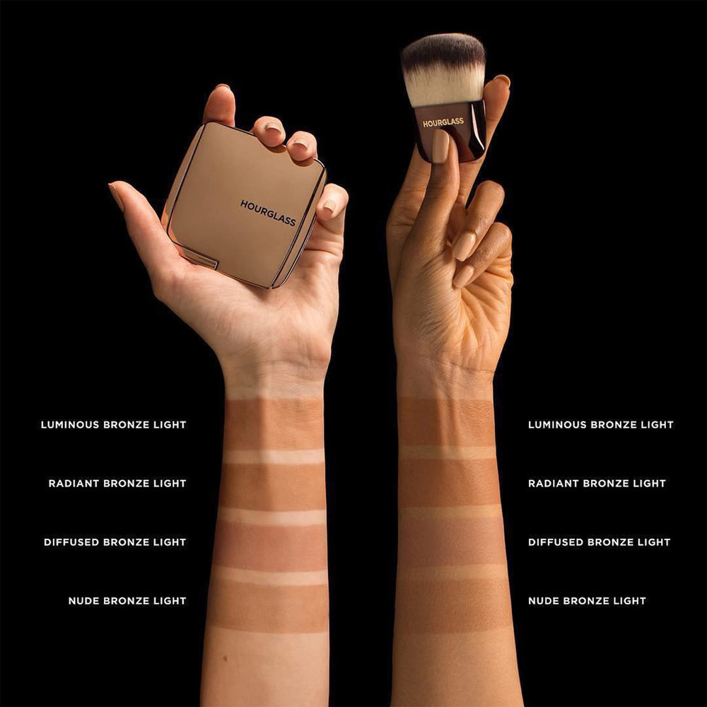 Hourglass swatch Nude Bronze Light montrant une couleur modulable pour un glow discret.