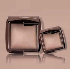 Hourglass Mini Poudre de finition lumière tamisée, fini uniforme et discret.