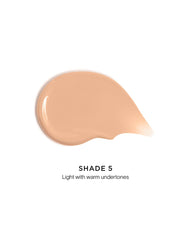 Hourglass Teint Lumineux – application légère révèle un visage doux et lumineux.