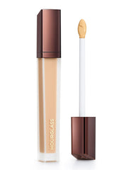 Hourglass Vanish Airbrush Concealer sur la bouteille, texture précise et modulable.