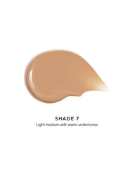 Échantillon sur peau montrant la teinte naturelle et le fini lumineux Hourglass.