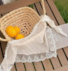 Huachi bandana blanc avec motif dentelle, esprit chic et léger.
